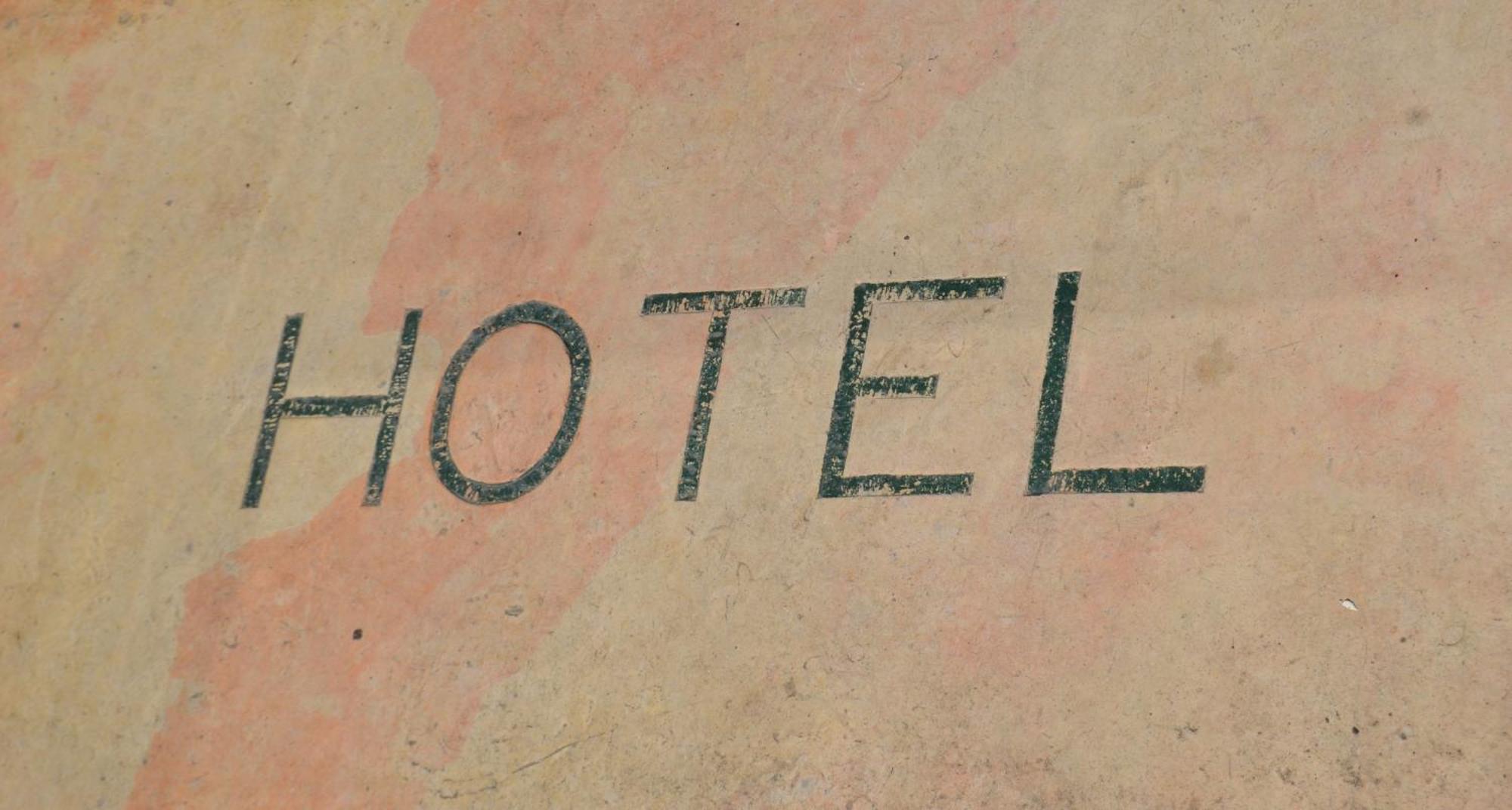 Hotel Du Commerce Pont-Saint-Esprit Kültér fotó